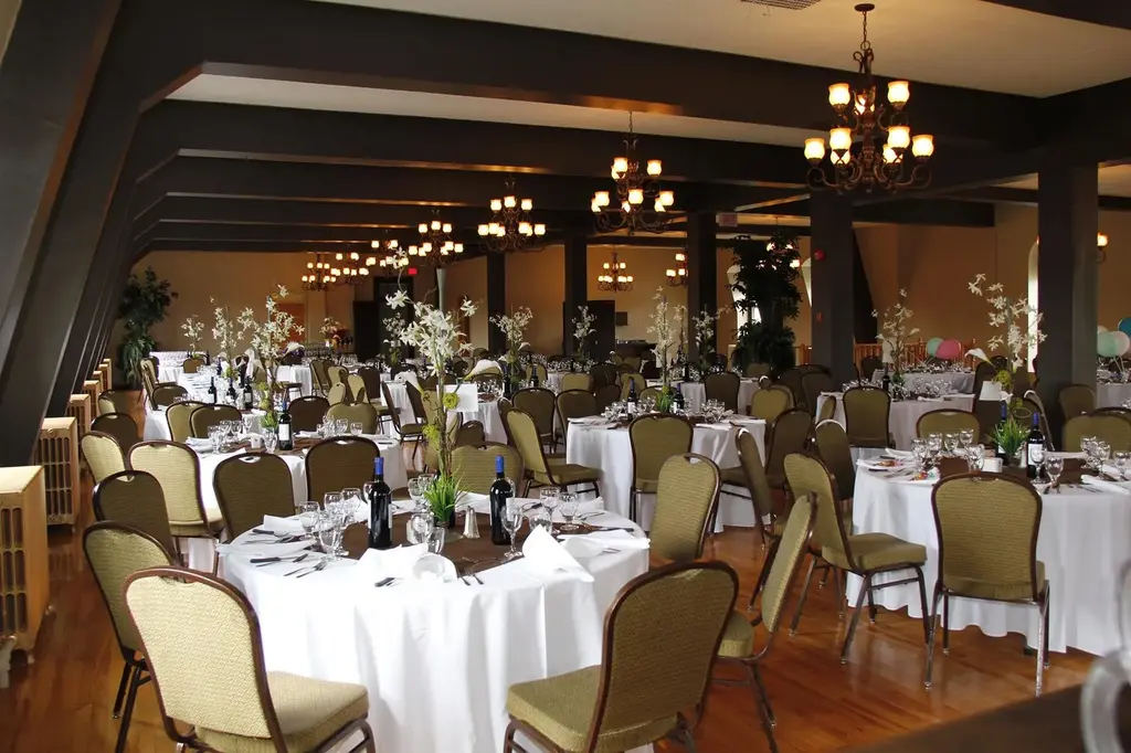 Souper d'entreprise en tables rondes sous les lustres de la salle des Bois-Francs, Victoriaville