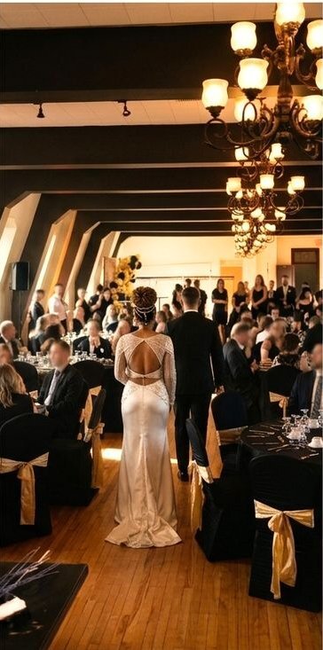 Entrée des mariés dans la salle des Bois-Francs sous les lustres
